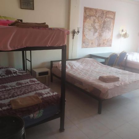 Artem's Guesthouse Jomtien Beach Extérieur photo