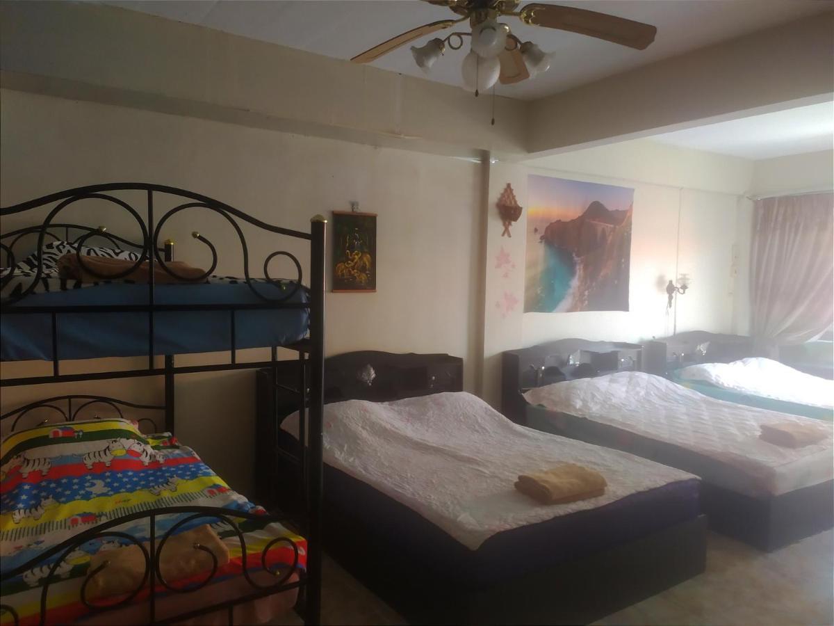 Artem's Guesthouse Jomtien Beach Extérieur photo