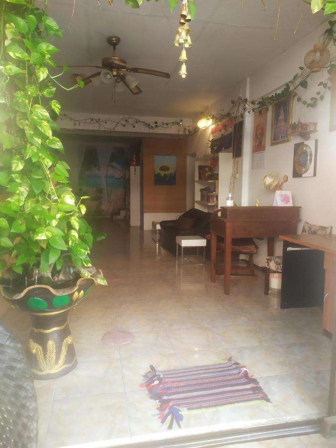 Artem's Guesthouse Jomtien Beach Extérieur photo