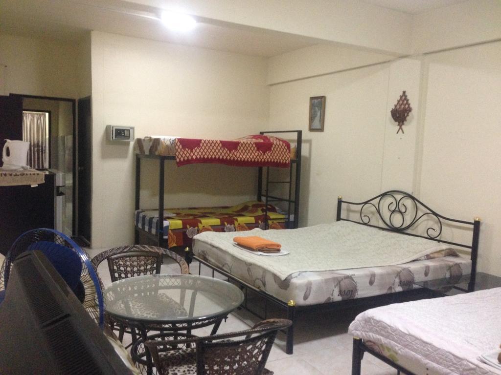 Artem's Guesthouse Jomtien Beach Extérieur photo