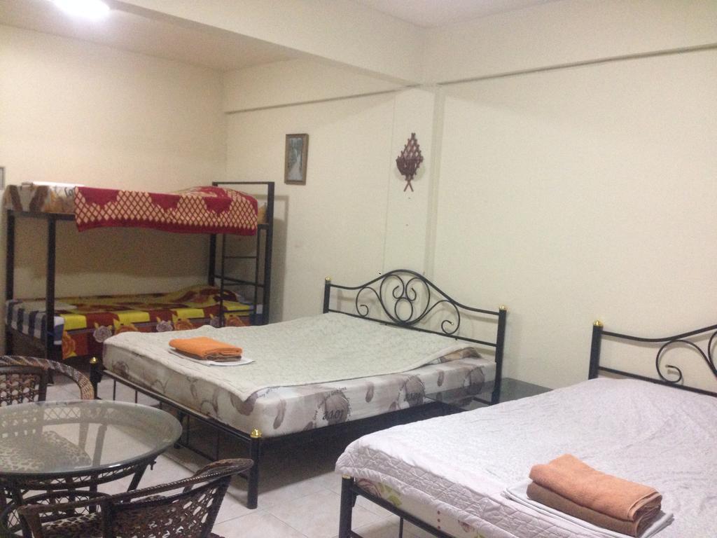 Artem's Guesthouse Jomtien Beach Extérieur photo