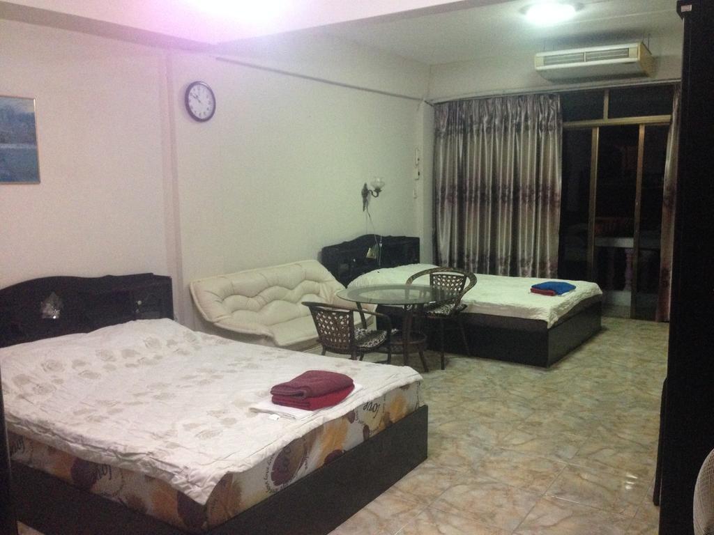 Artem's Guesthouse Jomtien Beach Extérieur photo