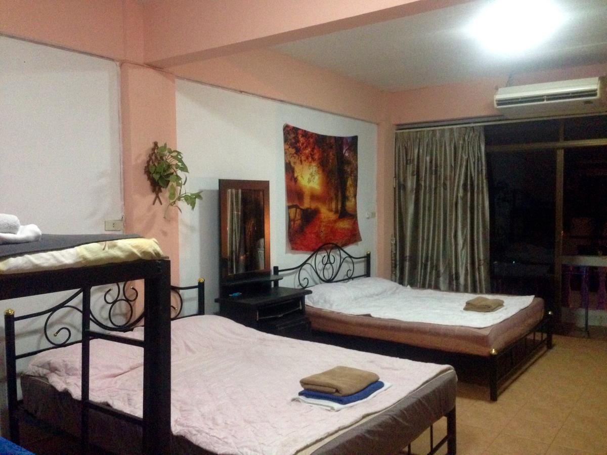 Artem's Guesthouse Jomtien Beach Extérieur photo