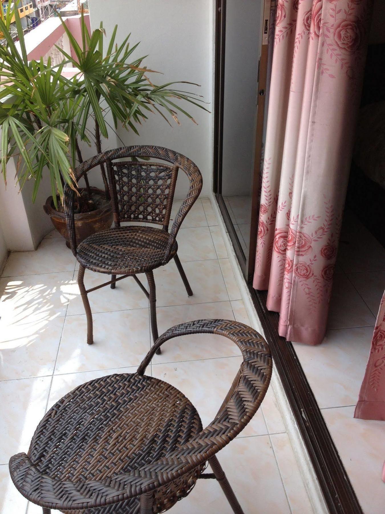 Artem's Guesthouse Jomtien Beach Extérieur photo