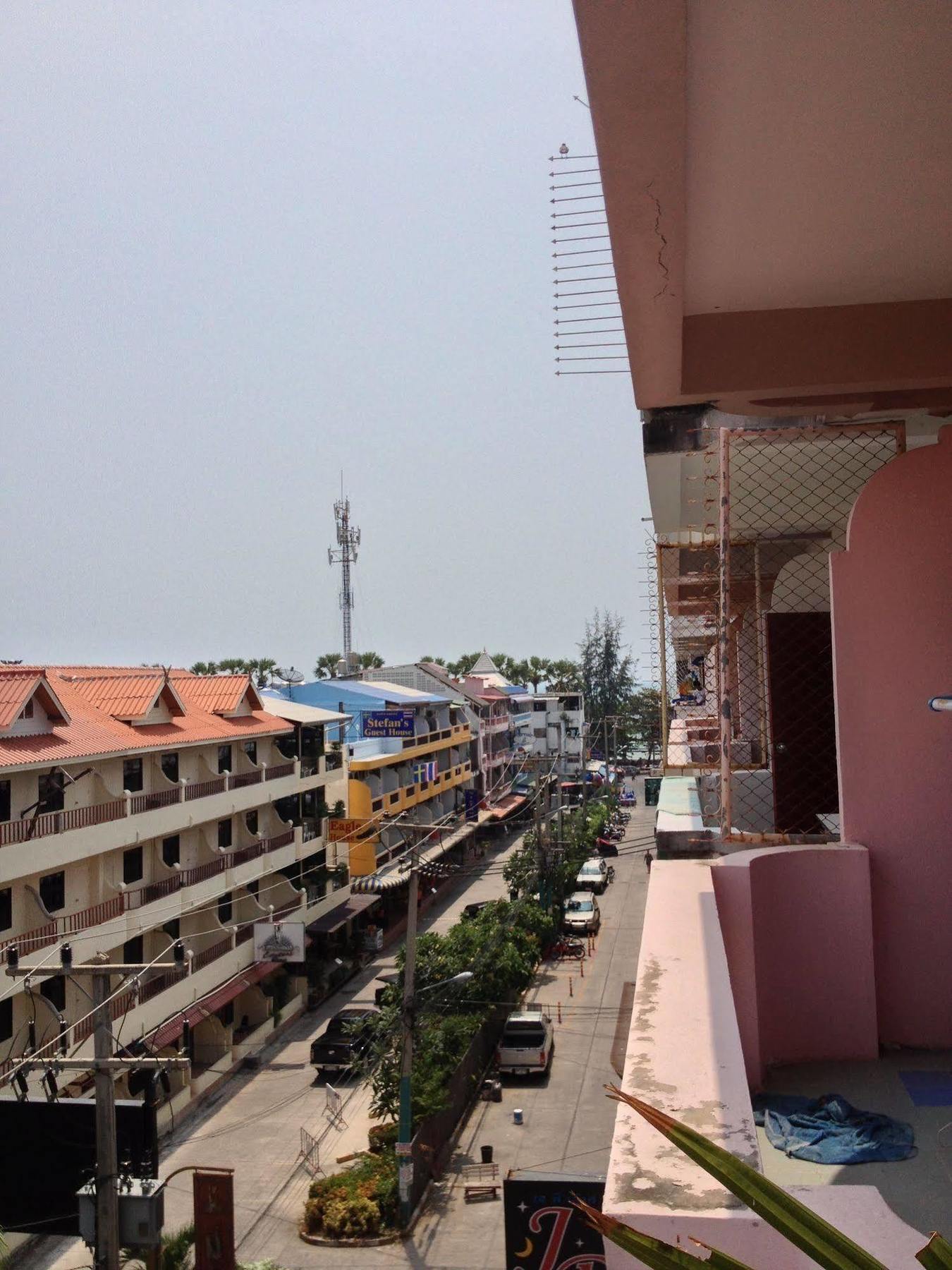 Artem's Guesthouse Jomtien Beach Extérieur photo