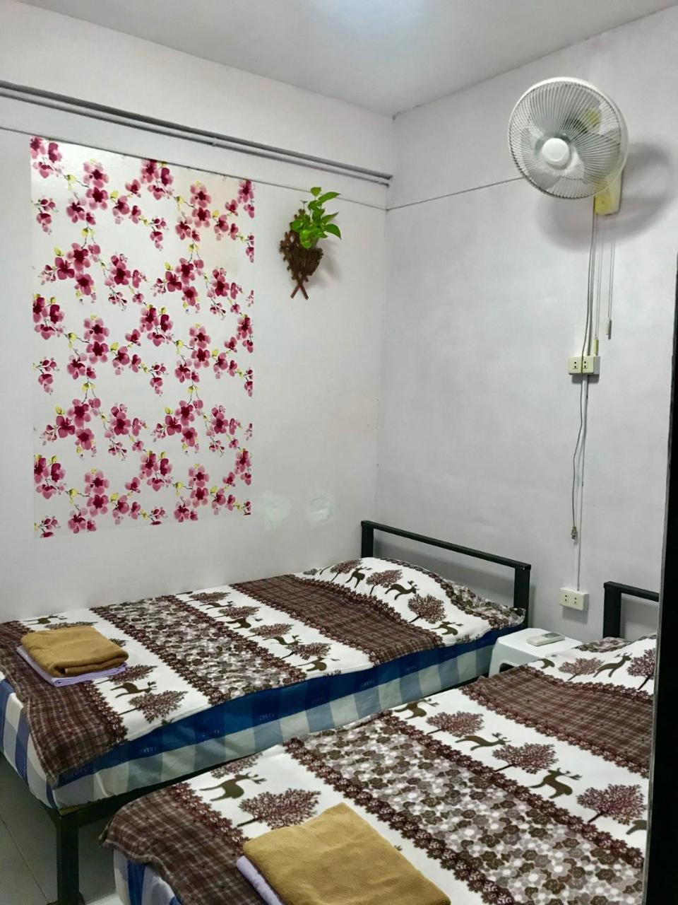 Artem's Guesthouse Jomtien Beach Extérieur photo