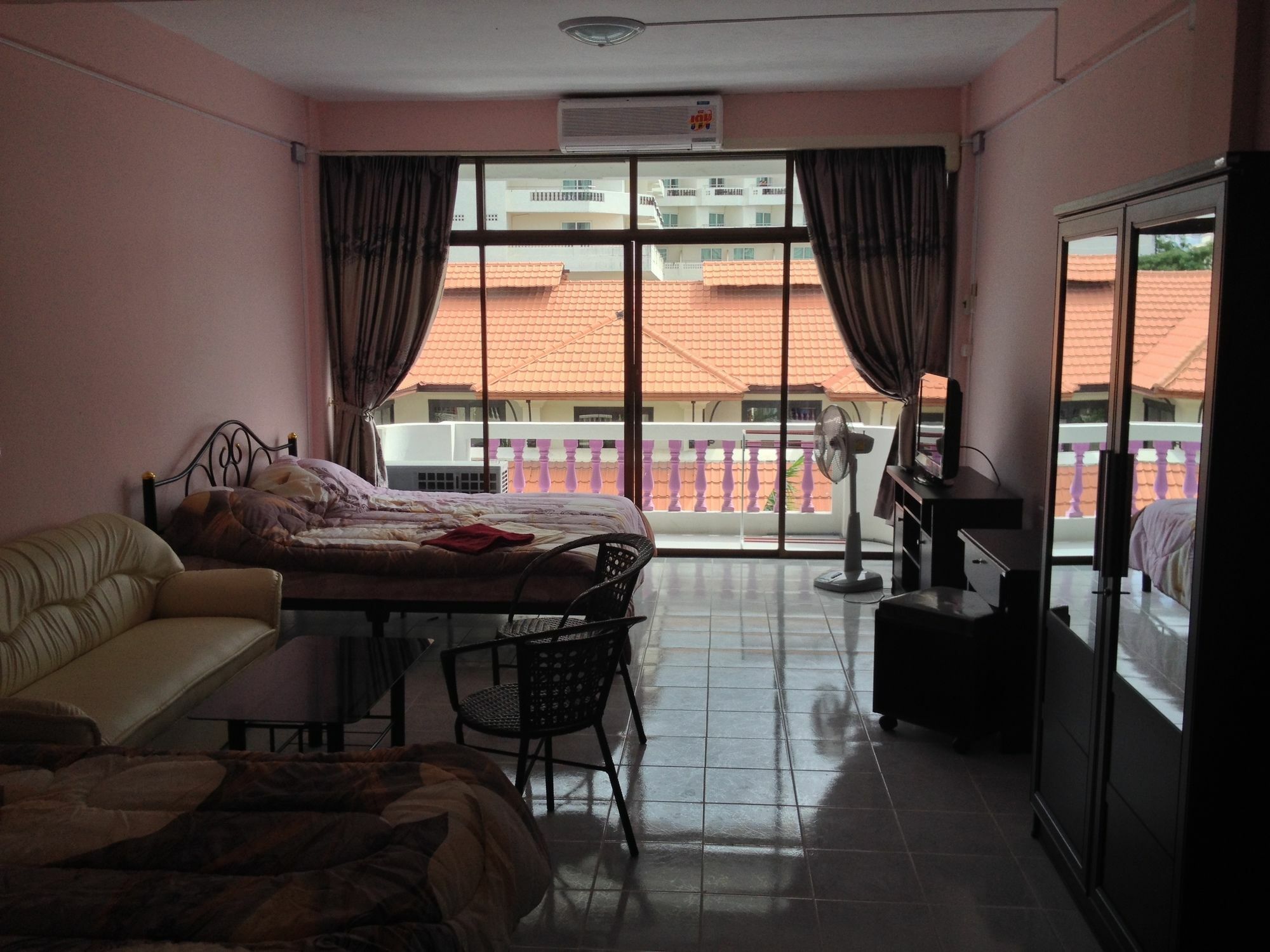 Artem's Guesthouse Jomtien Beach Extérieur photo