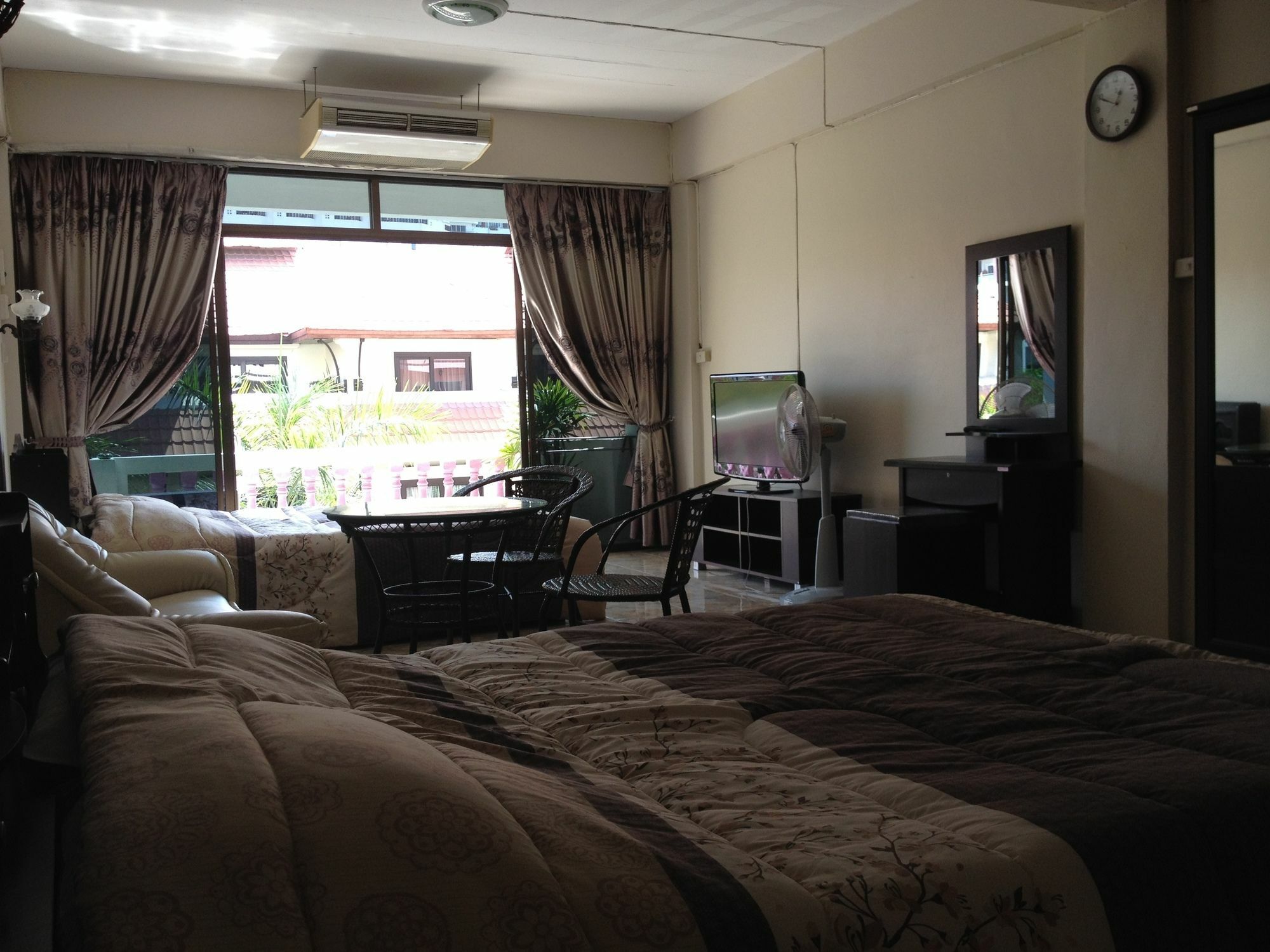 Artem's Guesthouse Jomtien Beach Extérieur photo
