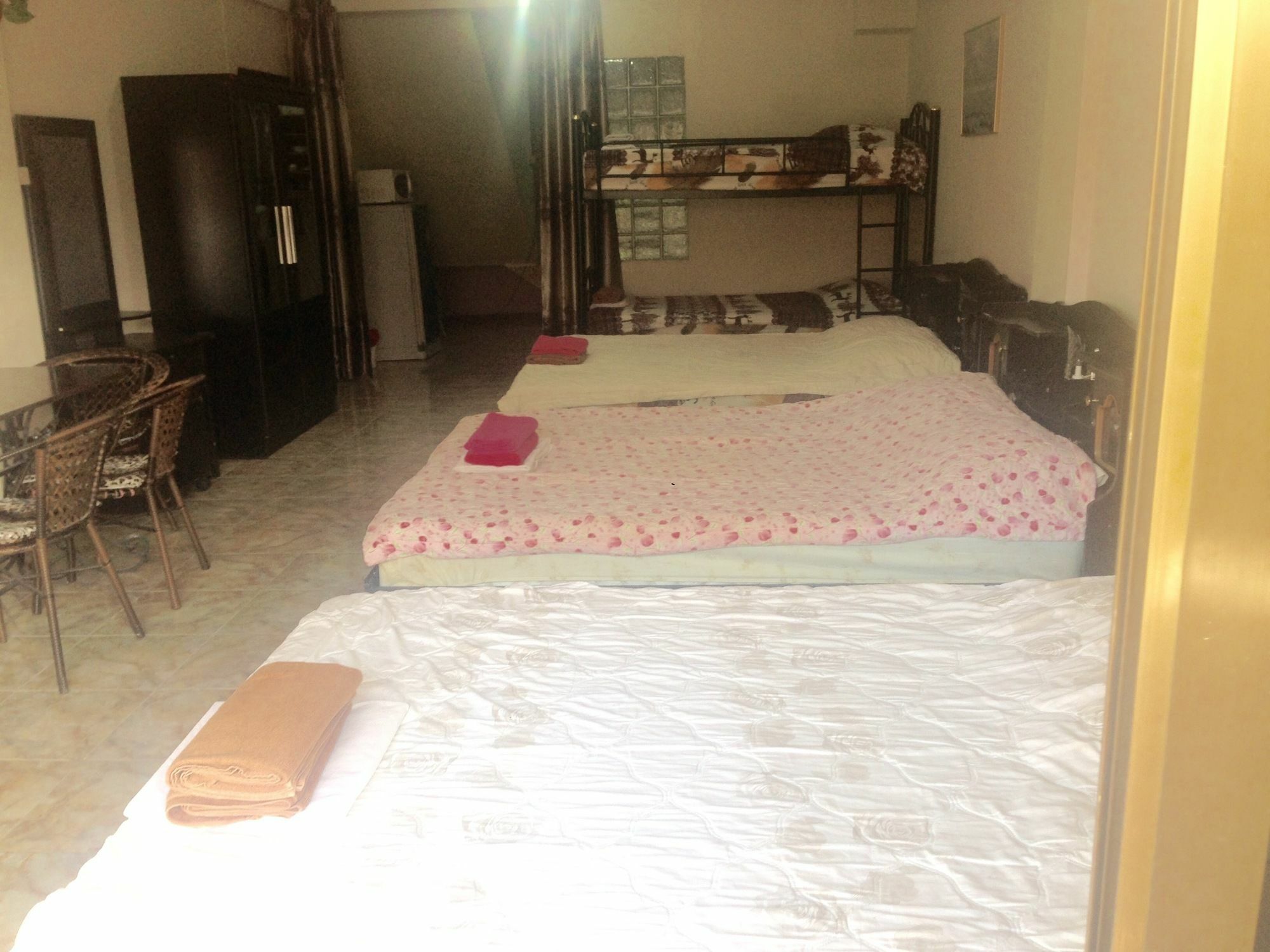 Artem's Guesthouse Jomtien Beach Extérieur photo
