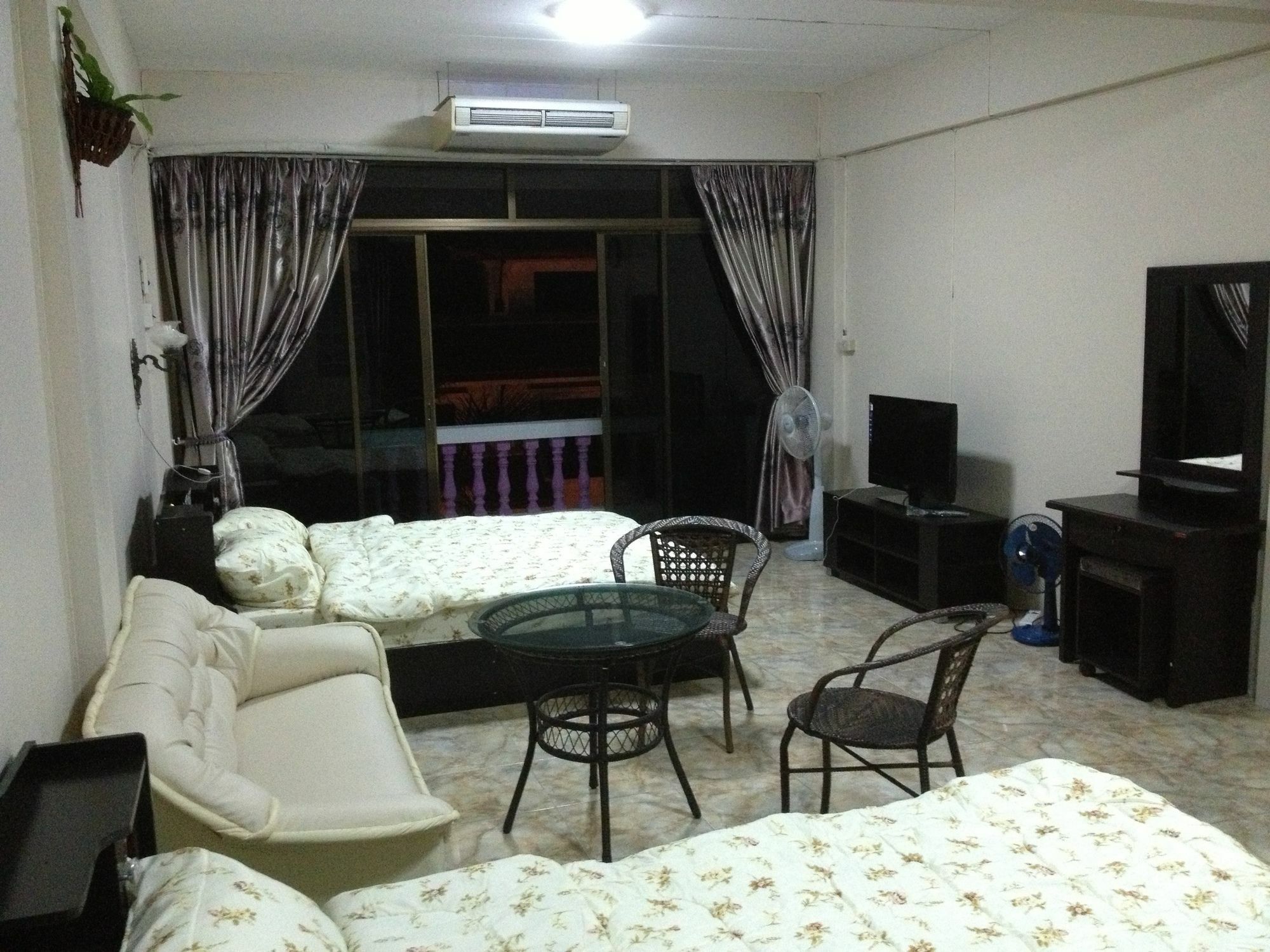 Artem's Guesthouse Jomtien Beach Extérieur photo